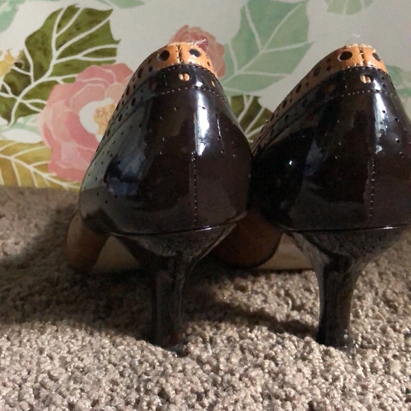 Duo-tone wingtip style leather heels - Picture 3 of 6